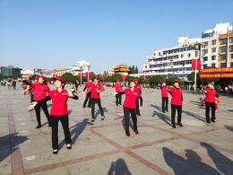 活跃在贺州街头的“漂亮阿姨”反邪教宣传队