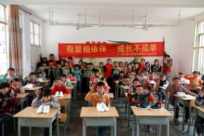 广西东兰县开展针对留守儿童的反邪教宣传活动