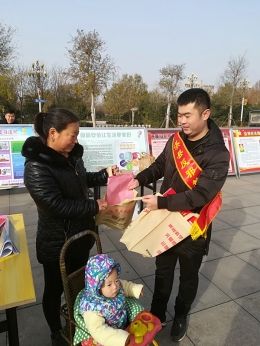 鹤壁市借助国家宪法日开展反邪教宣传（图）