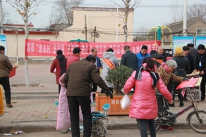 河南淇县给农民送反邪教挂历（图）