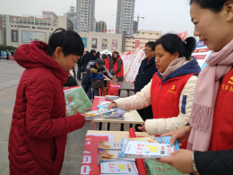 河南周口市借助国际志愿者日开展反邪教宣传（图）