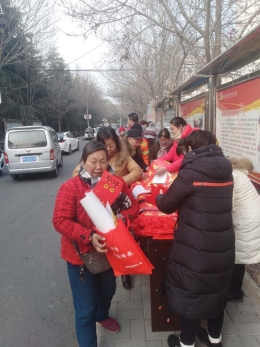鹤壁市淇滨区向群众发放反邪教对联（图）