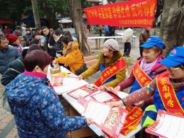 广西梧州市万秀区反邪教宣传进广场