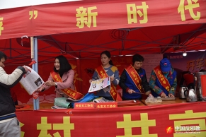 广西梧州市反邪教志愿者给返乡摩托大军送温暖