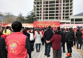 陕西凤县在“三下乡”活动现场开展反邪教宣传