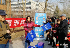 天津市红桥区在“桃花旅游节”开展反邪教宣传