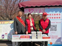鹤壁市在樱花季开展反邪教宣传（图）