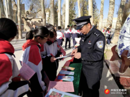 敦煌市“反邪教”科普大篷车开进校园