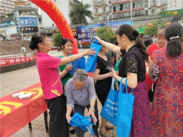 广西忻城县借助“绿书签行动”开展反邪教宣传