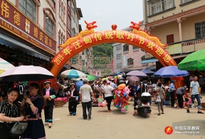 广西百色市右江区歌圩节上演反邪教节目