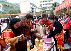 广西各地利用“宪法日”活动开展反邪教宣传