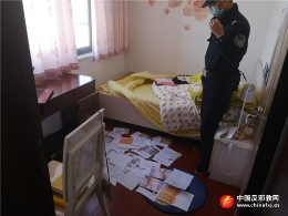 安徽一女子趁夜间张贴“法轮功”宣传单被行拘