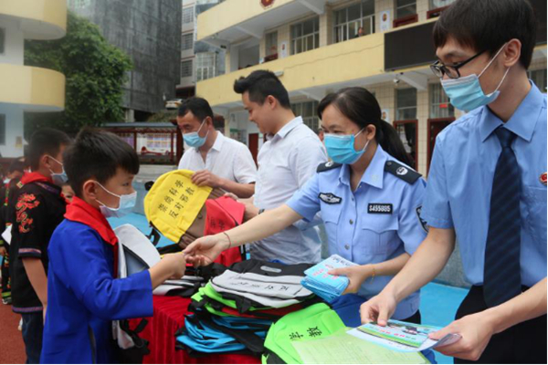 广西各地开展“六一”反邪教宣传活动