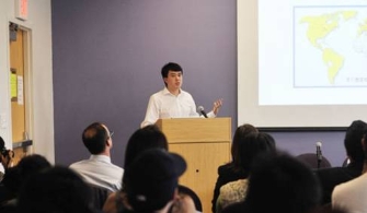 美大学生在研讨会上批判法轮功邪教性倾向（图）