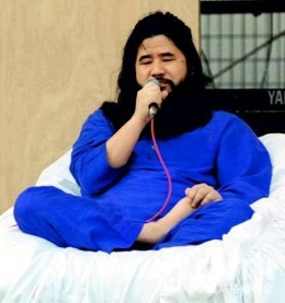 日最大邪教教祖曾拥情妇百人 成员由头号情妇选拔