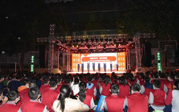 广西梧州市借戏曲进校园开展反邪教网络直播宣传