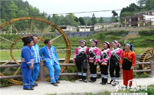 布依族乡亲传唱“反邪教山歌”