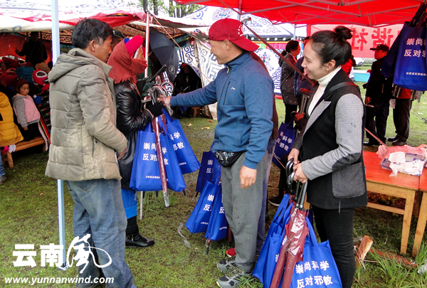 云南迪庆赛马节开展反邪教宣传（图）