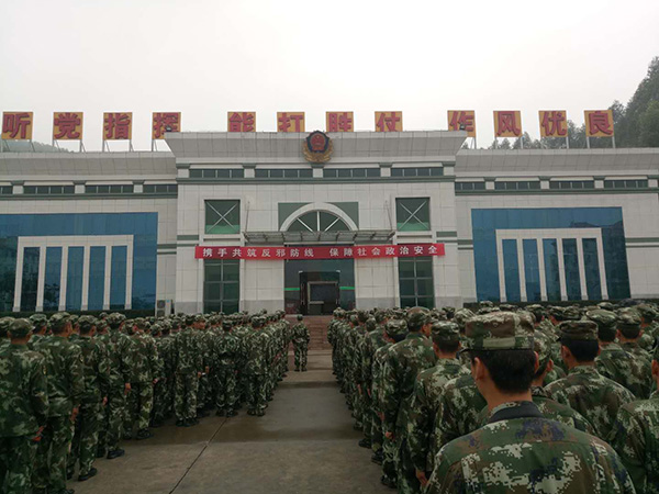 广西鹿寨县开展反邪教警示教育进军营活动