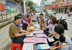 广西北流市反邪教宣传走进街巷集市