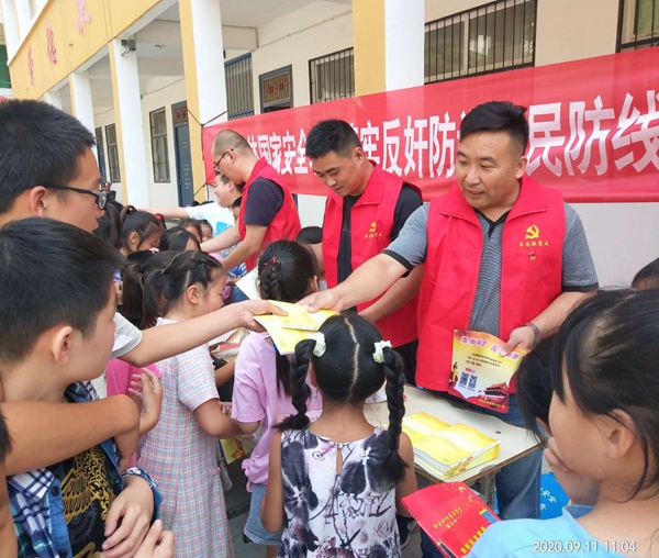 河南商水县开展“政治安全、反邪教”宣传进校园活动(图)