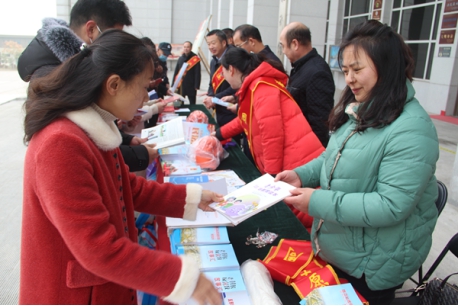 河南周口市在宪法日开展反邪教宣传活动  