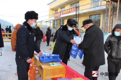 新疆塔城恰夏边境派出所开展反邪教宣传活动  