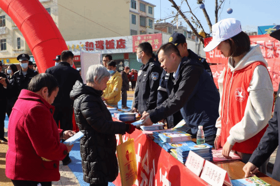 江西蓉江新区以国家宪法日活动为契机 集中开展反邪教宣传