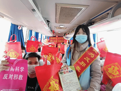广西宜州：利用民工外出务工在车站开展反邪警示教育宣传