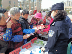 上海奉贤：弘扬雷锋精神 反邪宣传在身边