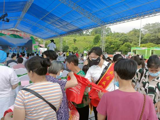 展销会现场发放反邪教宣传品