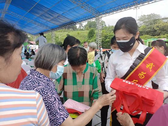 展销会现场发放反邪教宣传资料