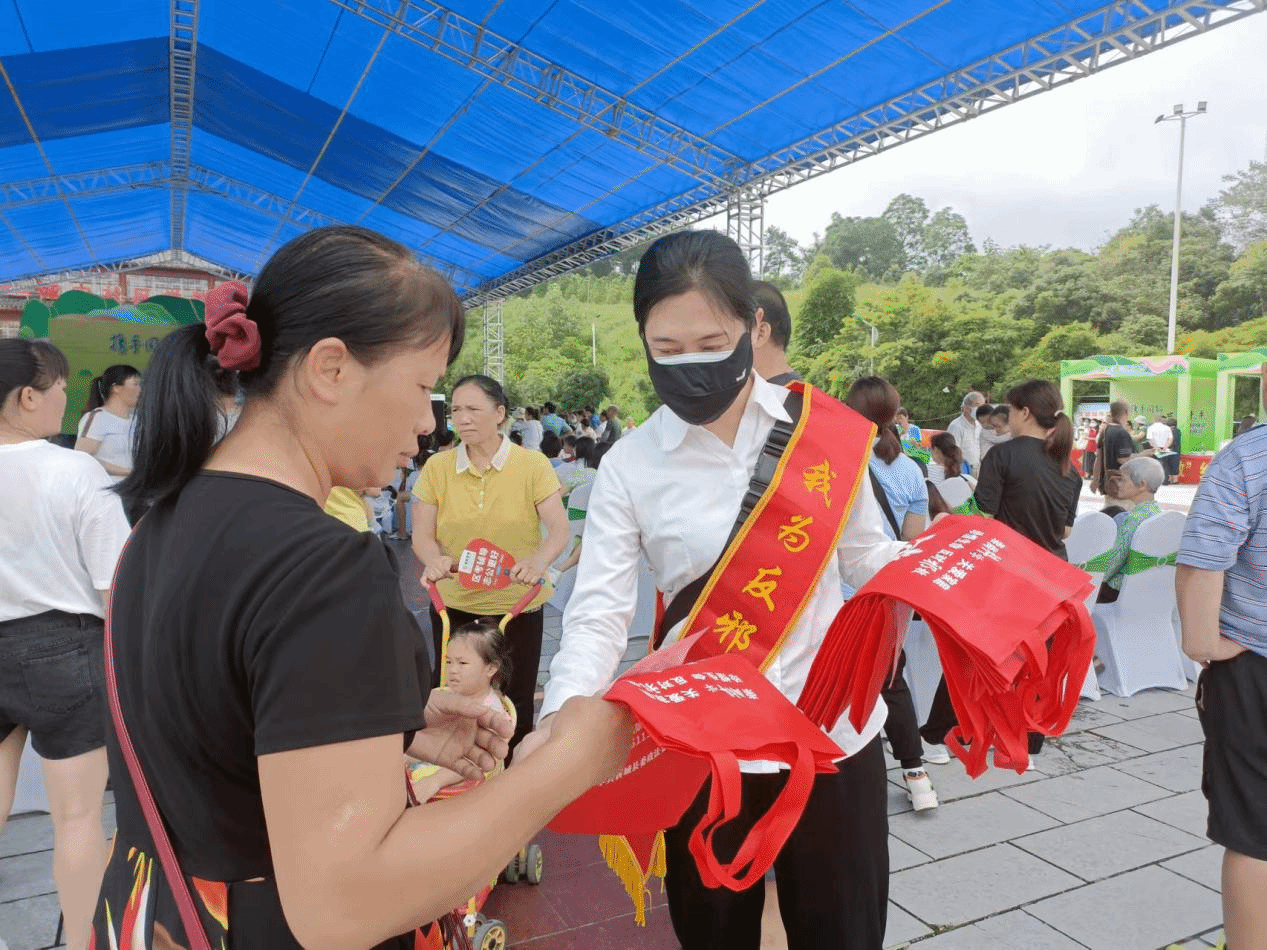 广西忻城借粤桂农产品供销对接会开展反邪教宣传活动