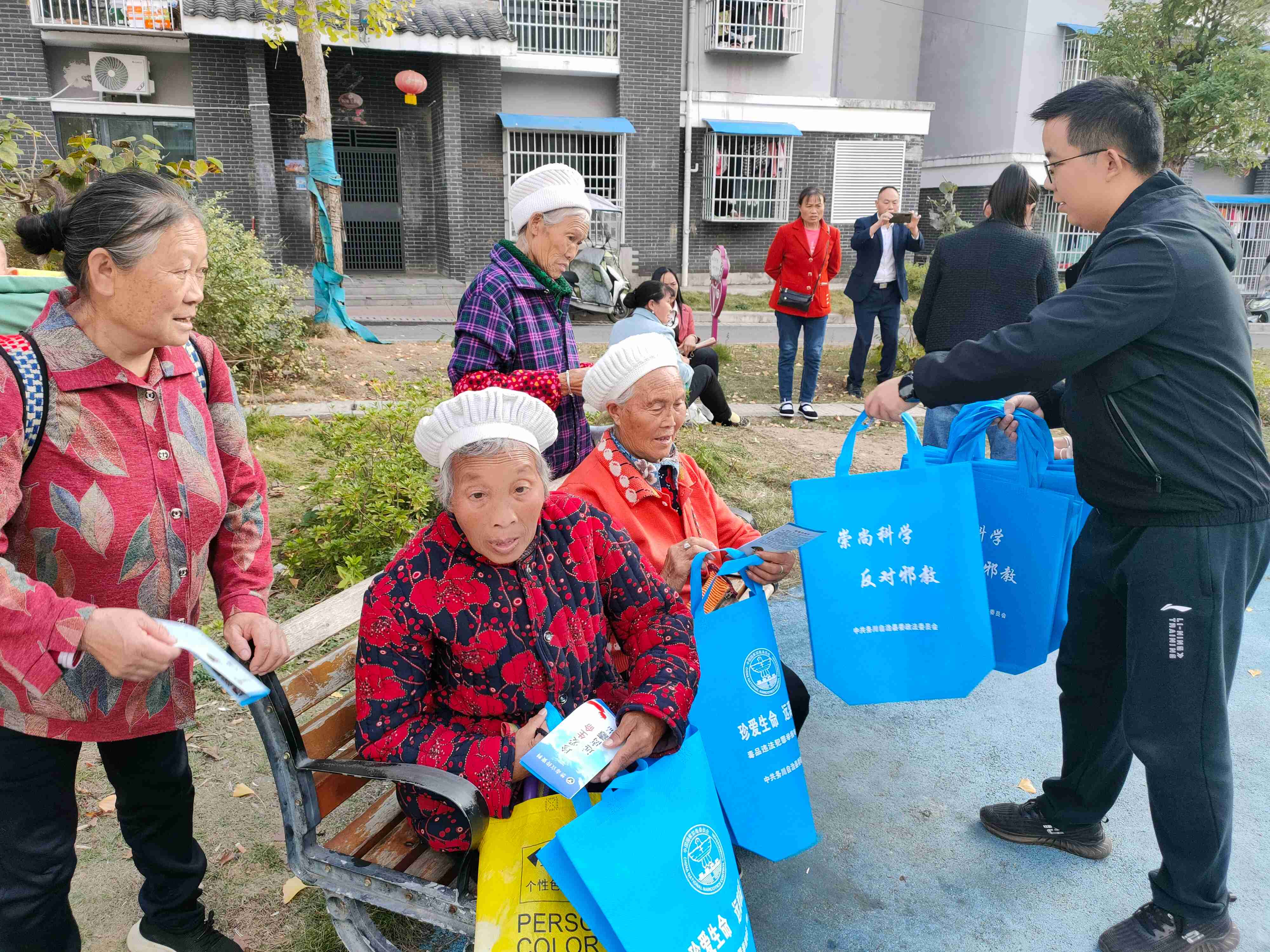 贵州务川：反邪宣传进小区  筑牢安全防护墙