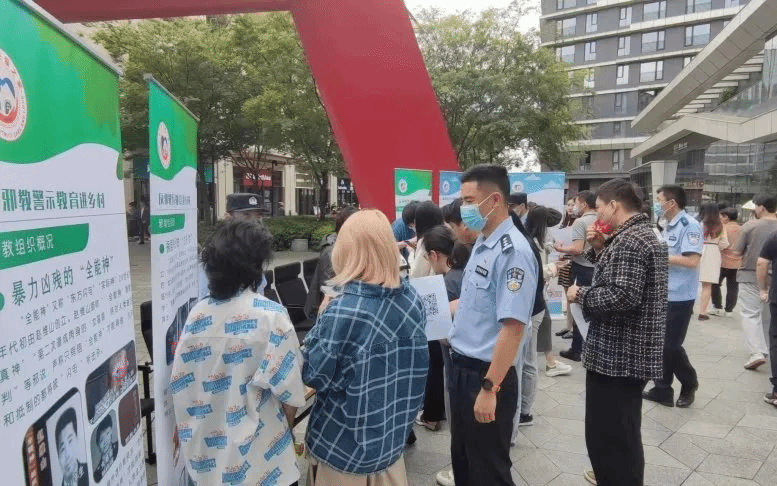 上海市长宁区开展反邪教警示教育进园区活动