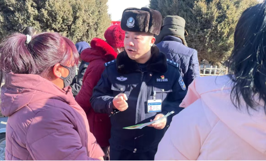 甘肃酒泉：春风送暖赶集日  反邪宣传正当时