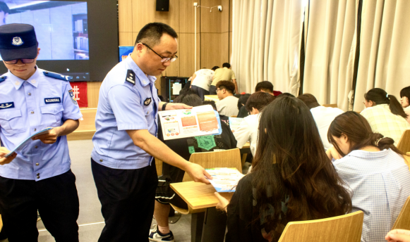 江苏南京：警网联动筑防线 双格织密反邪墙
