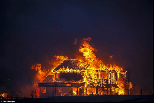 美国大火烧毁超千家 火源疑起自邪教聚居区