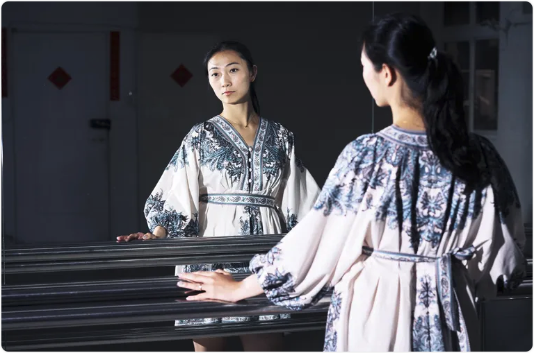 美联社：女演员状告“神韵艺术团”虐待