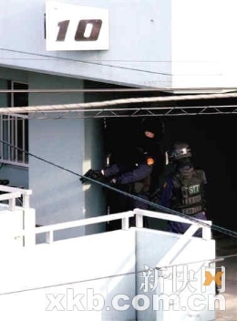日本出动400名警察查封邪教老巢(图)