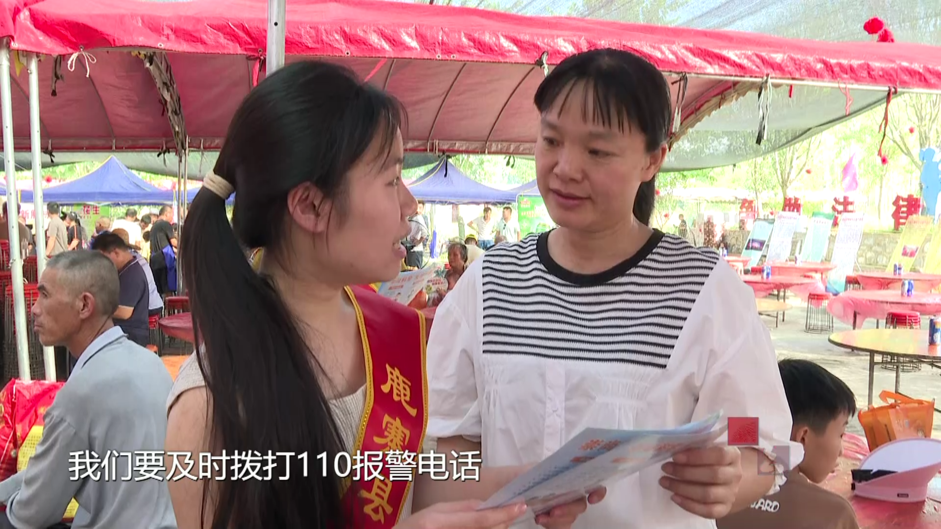 广西鹿寨：反邪教宣传“走进”美食节 营造良好社会氛围